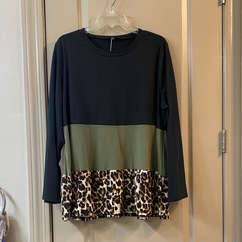 Stylish Black and Green Leopard Print Women's Top